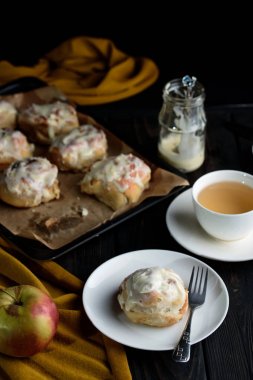 Bir blok ve karanlık bir arka plan üzerine tarçın ile tatlı buns