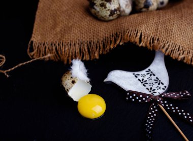 Bıldırcın yumurta tavuk tüy tablo ile