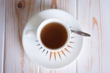 Beyaz masada güzel kahve fincanı