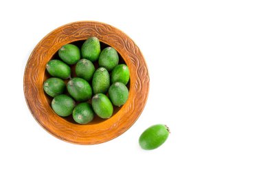 Beyaz bir arka planda izole edilmiş sulu ve olgun bir feijoa. Sağlıklı sonbahar meyvesi.