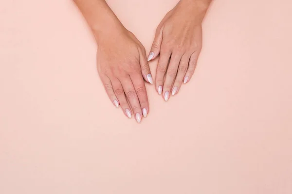 Bela manicure feminina elegante em um fundo rosa . — Fotografia de Stock