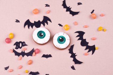 Cadılar Bayramı parti içeriği. Ahşap arka planda Cadılar Bayramı zencefilli kurabiye.