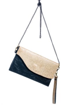 Güzel bir kadın çantası, akşam çantası, beyaz bir arka planda izole edilmiş el çantası..