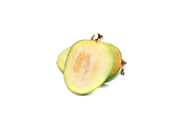 Feijoa suculento e maduro isolado em um fundo branco. Fruta saudável do Outono . — Fotografia de Stock