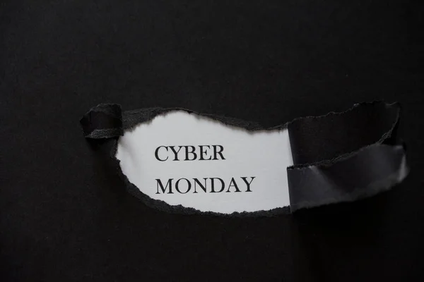 Mot Cyber lundi imprimé sur un fond blanc avec du papier déchiré noir. Novembre . — Photo