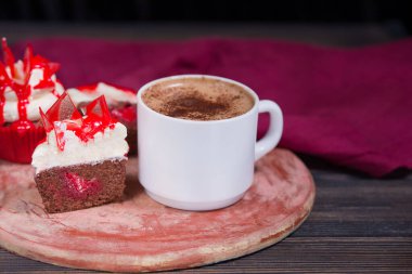 Sütlü Aromatik kahve, ahşap bir masanın üzerinde kirazlı lezzetli bir kek..