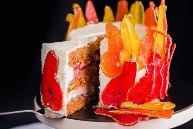 Güzel ve lezzetli bir tatlı. Kürsüdeki pasta kırmızı ve sarı armutlarla süslenmiş..