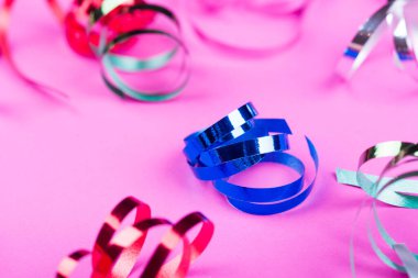 Pembe arka planda çok renkli bir yılan. Şenlik arka planı, Noel konsepti