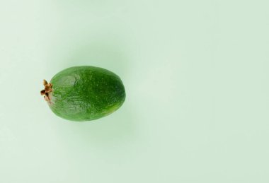 Nane arkaplanda dilimleri olan taze feijoa meyveleri. Meyve içeriği
