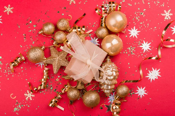 Prachtige feestelijke rode achtergrond met sprankelingen en kerst gouden speelgoed. Vakantie Inhoud. Nieuw jaar 2020 — Stockfoto