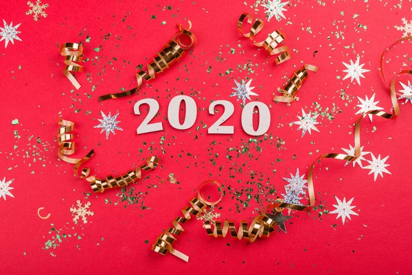 Hermoso fondo rojo festivo con destellos y juguetes dorados de Navidad. Contenido navideño. Nuevo año 2020 — Foto de Stock