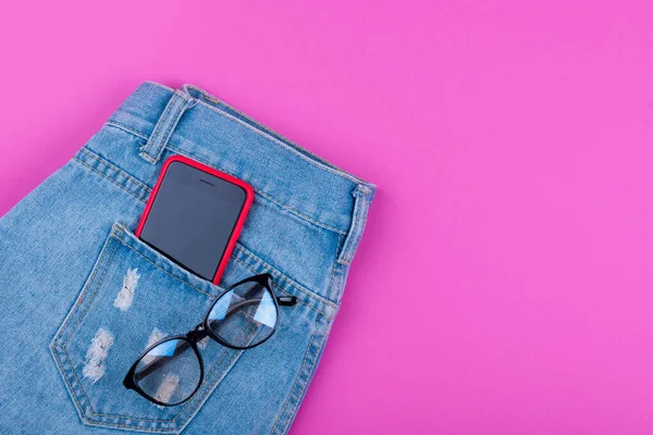 Ön cebinde gözlüklü ve Cezayir parası olan akıllı telefon.