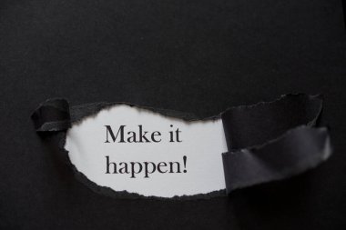 Sözcük, siyah yırtık kağıtlarla beyaz bir arkaplanda basılmasını sağlıyor..