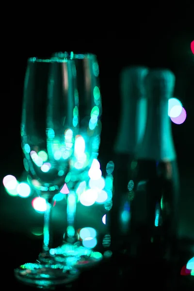 Два бокала шампанского против размытых рождественских огней. Глубокая глубина поля . — стоковое фото