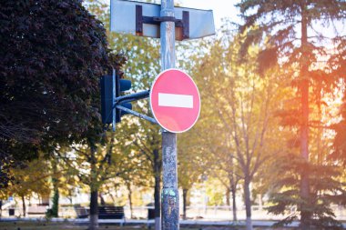 Yol işaretli yol yasaktır. Sürücüler, arabalar..