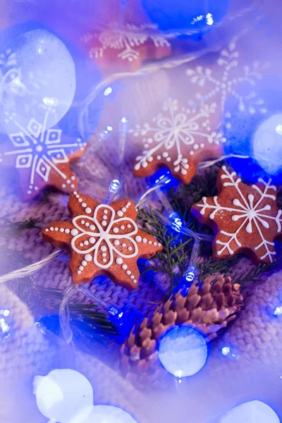 Galletas de Navidad con caramelo salado casero sobre un fondo de madera, luces de neón, palitos de canela . — Foto de Stock