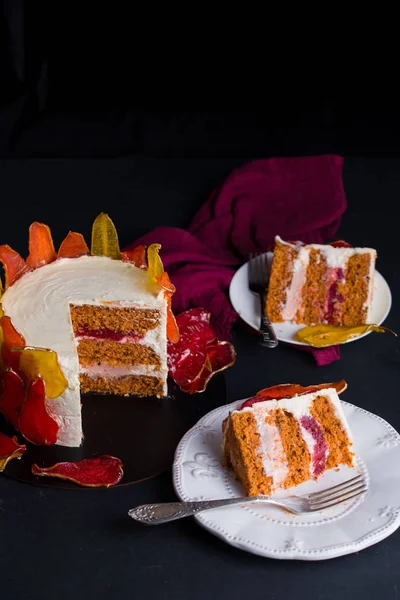 Beautiful and delicious dessert. The cake on the stand is decorated with red and yellow pears. — Stock Photo, Image