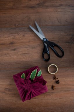 Noel Furoshiki ambalajı. Etnik noel hediyesi. Sıfır atık