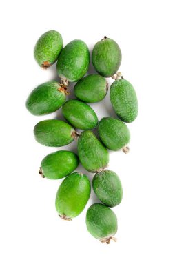 Beyaz bir arka planda izole edilmiş sulu ve olgun bir feijoa. Sağlıklı sonbahar meyvesi.