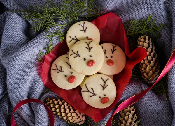 크리스마스 쿠키와 집에서 소금에 절인 카라멜 이 있는 나무 배경, 네온 조명, 계피 스틱. — 스톡 사진