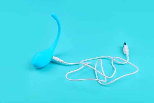 Mavi arka planda dişi vibratör yemyeşil aşk