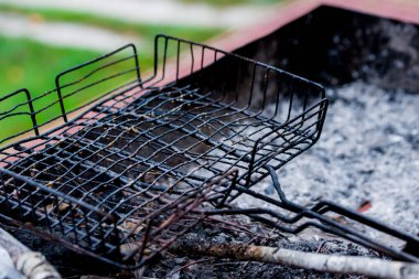 Doğada barbekü ızgarası, yaz balkonunda ızgara..