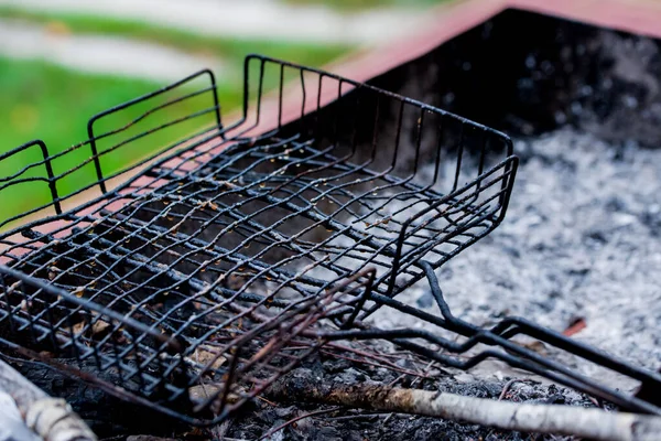 Barbacoa parrilla en la naturaleza, barbacoa parrilla en el cenador de verano . — Foto de Stock