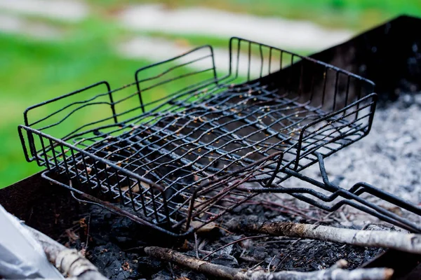 Barbacoa parrilla en la naturaleza, barbacoa parrilla en el cenador de verano . — Foto de Stock