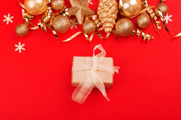 Όμορφο εορταστικό κόκκινο φόντο με λάμψη και χριστουγεννιάτικα χρυσά παιχνίδια. Περιεχόμενο διακοπών. — Φωτογραφία Αρχείου