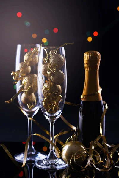Dois copos de champanhe contra luzes de Natal desfocadas. Profundidade de campo rasa . — Fotografia de Stock
