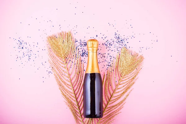 Piso laico de Celebración. Botella de champán con serpentinas de fiesta de colores sobre fondo de menta . — Foto de Stock