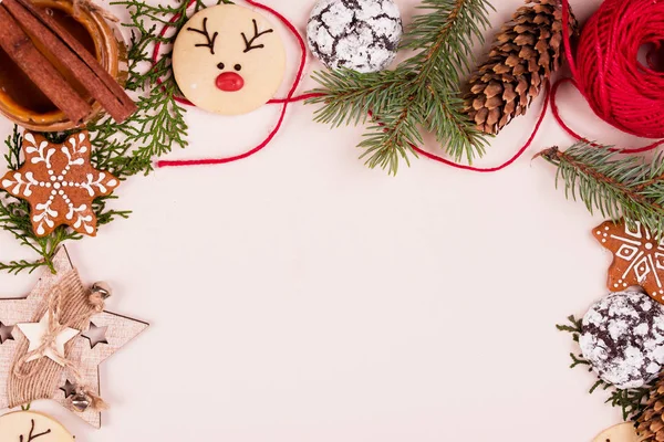 Νέο περιεχόμενο, μπισκότα, χριστουγεννιάτικα δέντρα, παιχνίδια, διακόσμηση, φόντο. Επίπεδη — Φωτογραφία Αρχείου