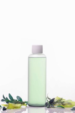 Yüz ve vücut bakımı için kozmetik ürünleri, beyaz arka planda sıfır atık.