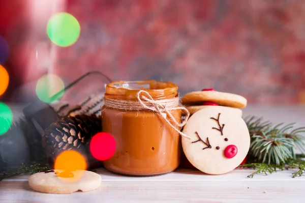 Vacker välsmakande hembakad kaka i form av en hjortmynning på en träbricka. Julmat — Stockfoto