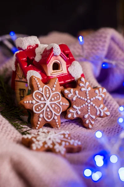 Hermosa galleta casera sabrosa en forma de un hocico de un ciervo en una bandeja de madera. Comida de Navidad — Foto de Stock