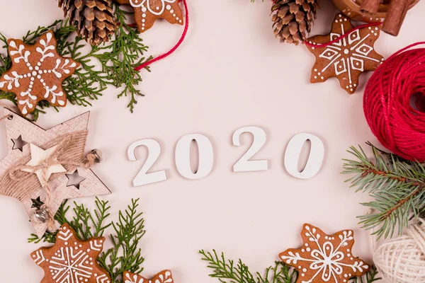 Nový rok obsah, cookies, vánoční stromky, hračky, výzdoba, zázemí. Plocha — Stock fotografie