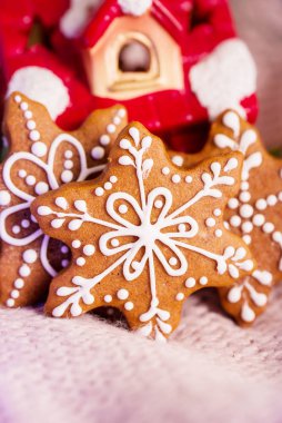 Tahta tepside geyik ağzı şeklinde nefis ev yapımı kurabiyeler. Noel yemeği