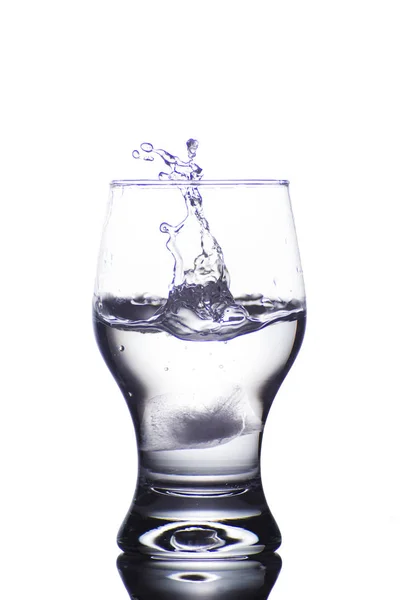 Verre avec de l'eau isolée sur fond blanc — Photo