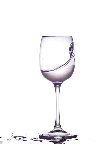 Ποτήρι με νερό που απομονώνονται σε λευκό φόντο — Φωτογραφία Αρχείου