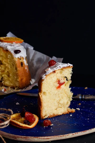 レーズン、ベリー、砂糖漬けの果物とおいしいイースターケーキ. — ストック写真