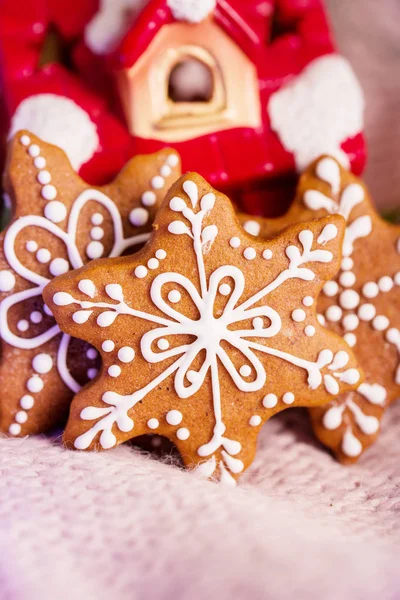 Красивое вкусное домашнее печенье в виде морды оленя на деревянном подносе. Рождественская еда — стоковое фото