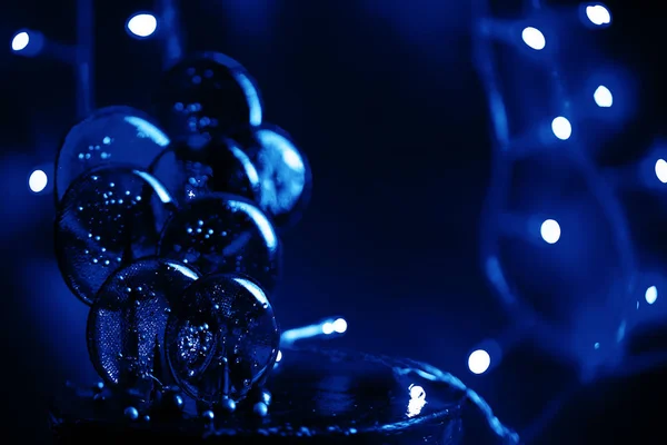 Vackra, ljusa klubbor med en blå nyans och ljus — Stockfoto