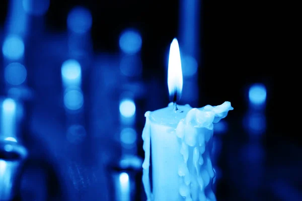 Kerk kaarsen, kaars vuur, vlam kerk dienst met blauw getint — Stockfoto