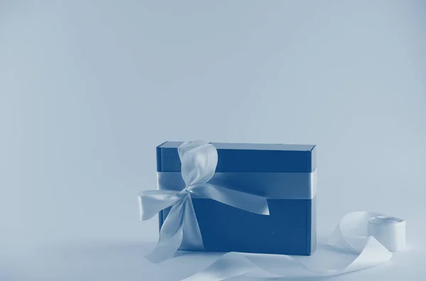 Coffret cadeau avec un ruban bleu en néon avec une teinte bleue — Photo