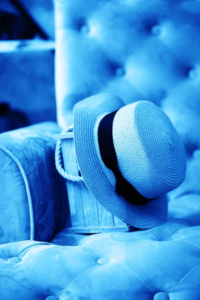 Csendes élet ország lámpással és fonott kosárral. boho elegáns stílusú dekorációk kék tónusú — Stock Fotó
