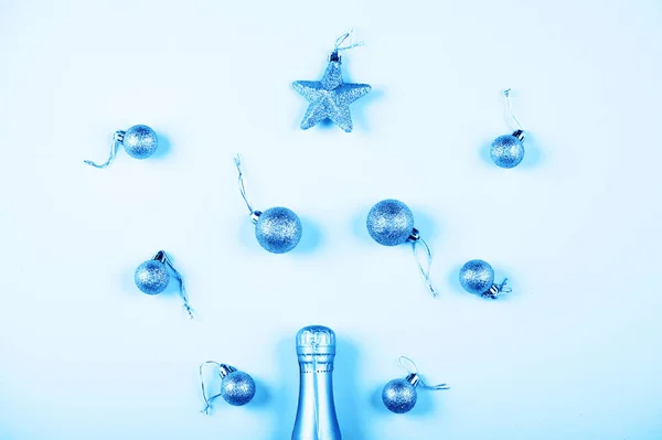 Праздничный приём. Бутылка шампанского с красочными лентами для вечеринок на голубом фоне . — стоковое фото