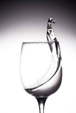 Beyaz bir arka plan üzerinde izole su ile cam