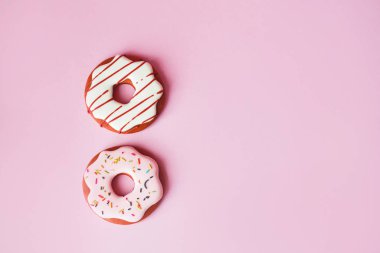 Pembe arka planda donut şeklinde zencefilli ekmek..