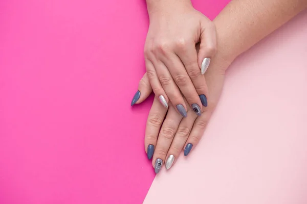 Piękny stylowy manicure kobiet na różowym tle. — Zdjęcie stockowe