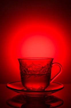 Kırmızı arka planda güzel kokulu çay kokulu bir bardak.